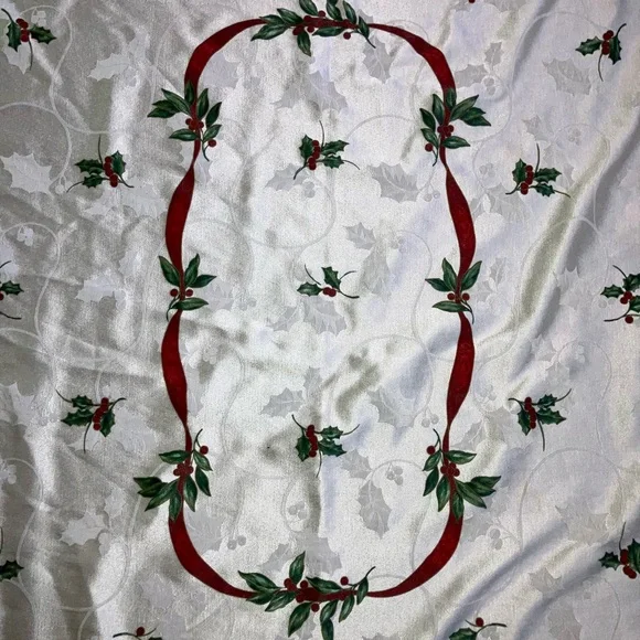 Vintage ivory mistletoe Holly Christmas tablecloth 64 x 50” - Picture 7 of 7